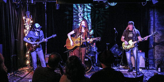 Laura Rabell performing